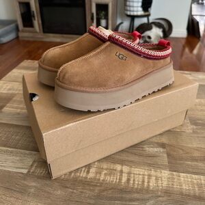 UGG Women’s Tazz ll Platform Brown Suede with Red Accents, NWB, Sz 6